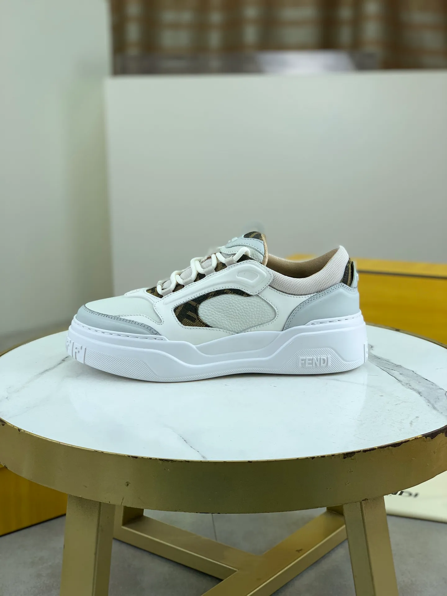 Men's men's shoes 💰P760 new style 💰💎💎💎 summer hot style [FENDI Fendi] top version 🆕New sneakers, wavy soles engraved with original words. Embossed Fendi Flow lettering on the heel. The upper is made of high-end calfskin and breathable materials. Original lining with tone-on-tone details decorated with innovative handcrafting techniques. Ultra-light and wear-resistant TPU and IP foam soles, overall lightweight and comfortable. Size:39-44 (38 45 can be customized)